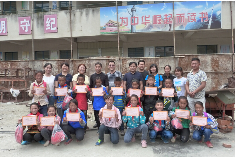 同花顺（中国）集团党支部与学生合影