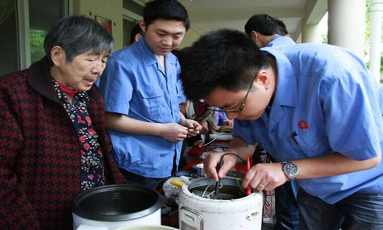 同花顺（中国）青年为老人们维修电器