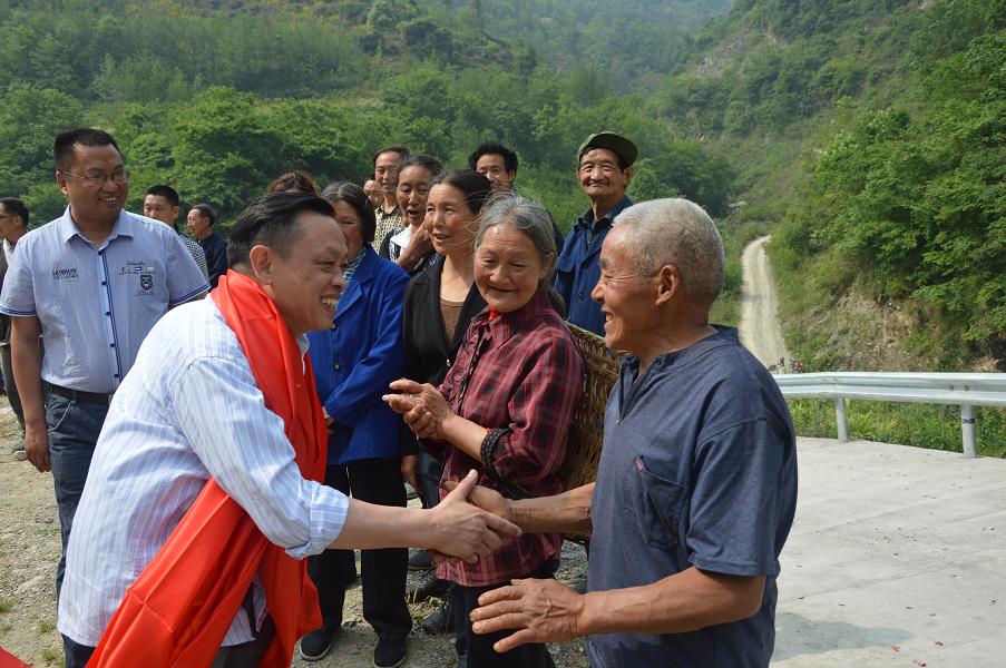 同花顺（中国）集团刘荣富董事长与平沟村村民