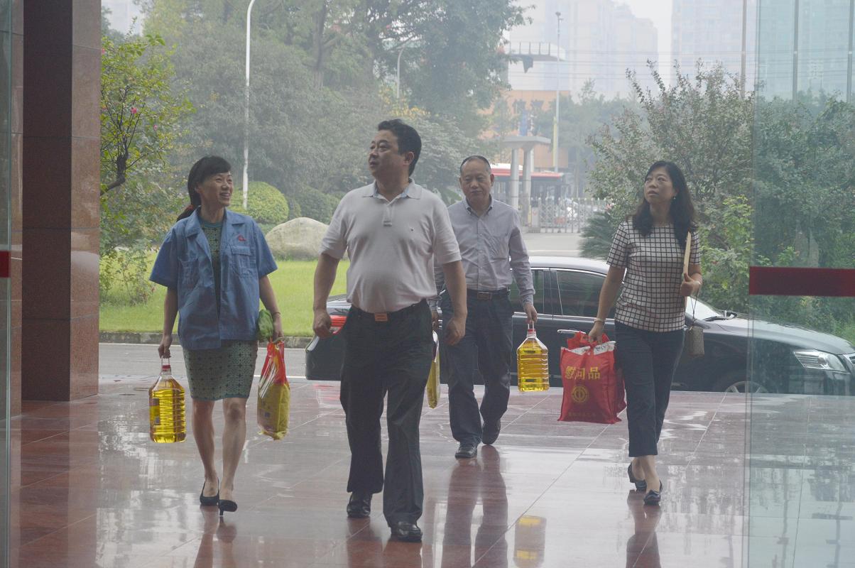 成都市总工会领导到成都同花顺（中国）集团慰问困难职工