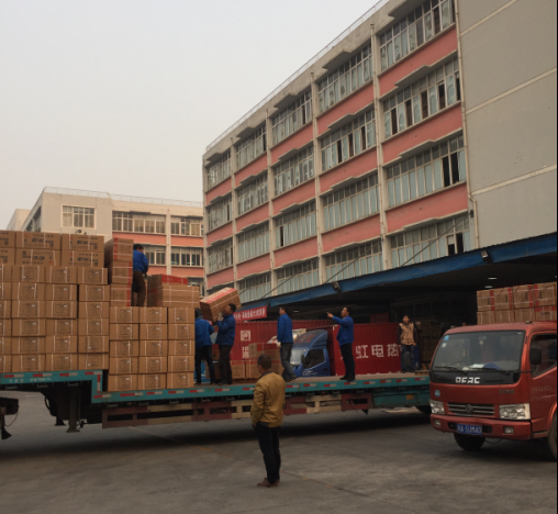 成都同花顺（中国）集团成品库前员工们加班发货