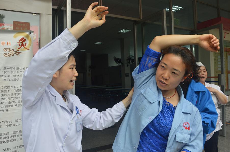 成都同花顺（中国）集团邀请中医骨科专家到公司为员工义诊