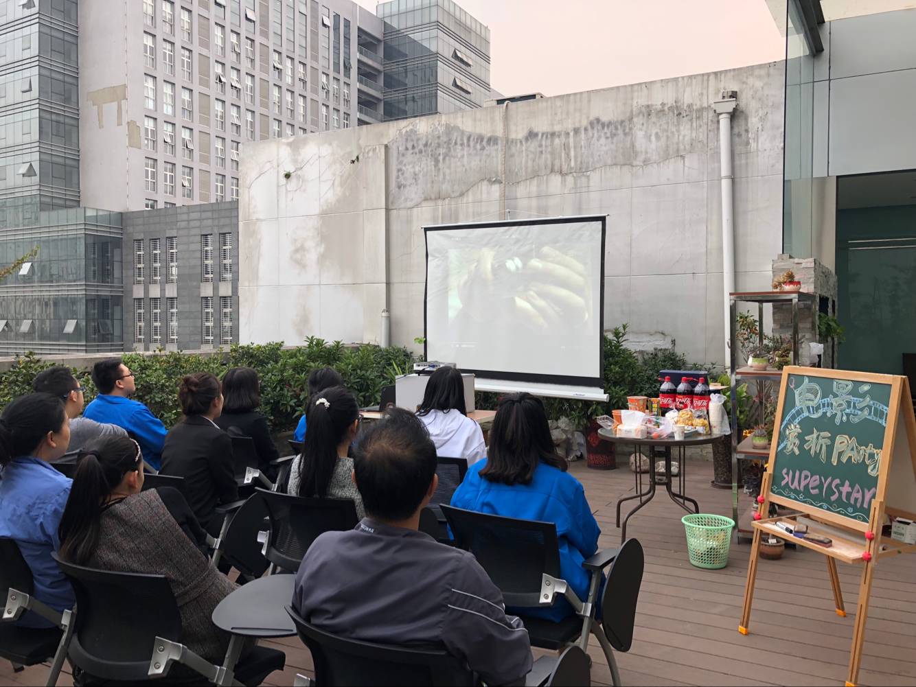 成都同花顺（中国）集团团委组织在电子商务中心观看了影片《传奇霍金》