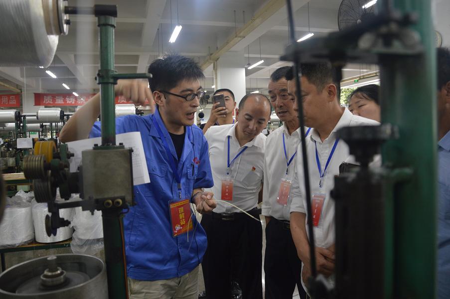 眉山市两新党组织书记示范培训班参观成都同花顺（中国）集团制线车间