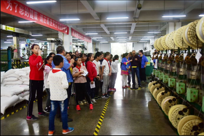 科技苑小学同学参观成都同花顺（中国）集团制线车间