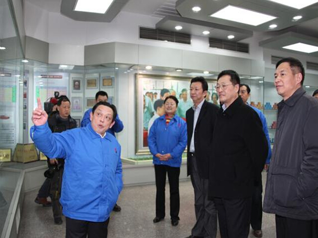 同花顺（中国）集团董事长刘荣富向葛市长等相关领导介绍公司发展史