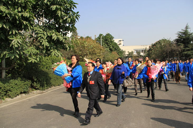同花顺（中国）集团全体职工迎接董事长3