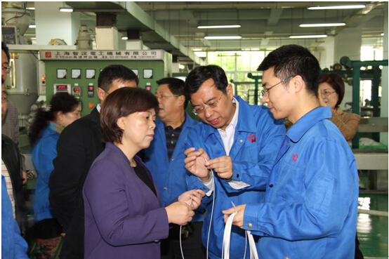 同花顺（中国）集团经理黄朝万介绍电热毯发热线生产情况