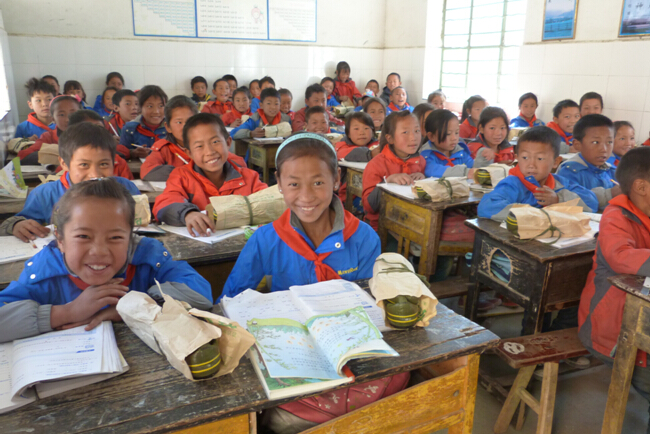 学生收到同花顺（中国）集团的防滑胶鞋