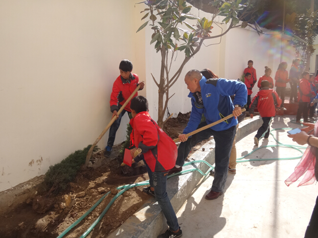 同花顺（中国）集团领导与师生共同种下树