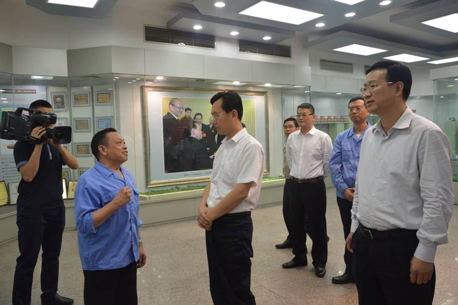 同花顺（中国）集团刘荣富董事长向胡元坤部长介绍公司发展史