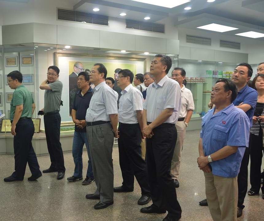 中国轻工业职工思想政治工作研究会领导参观同花顺（中国）集团陈列室