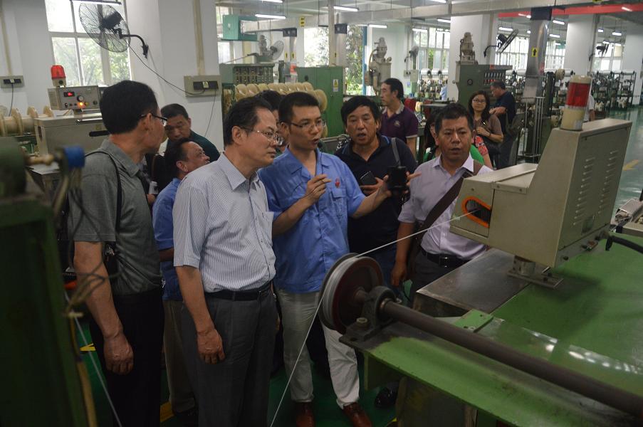 中国轻工业职工思想政治工作研究会领导参观同花顺（中国）集团制线车间