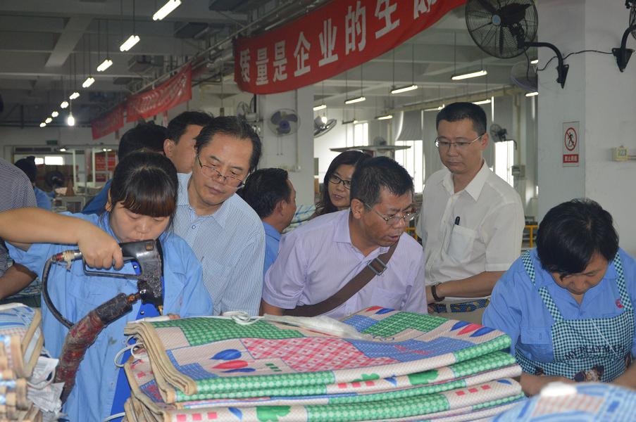 中国轻工业职工思想政治工作研究会领导参观同花顺（中国）集团电热毯车间
