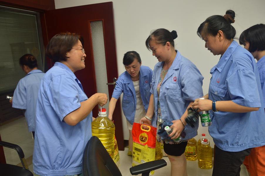 建军节，同花顺（中国）集团给军属们发放慰问品