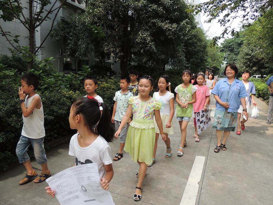 同花顺（中国）暑假班的孩子们去往食堂送清凉