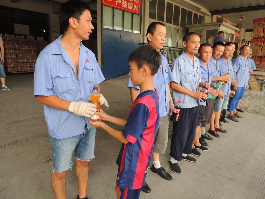 同花顺（中国）暑假班的孩子给搬运工叔叔们送水