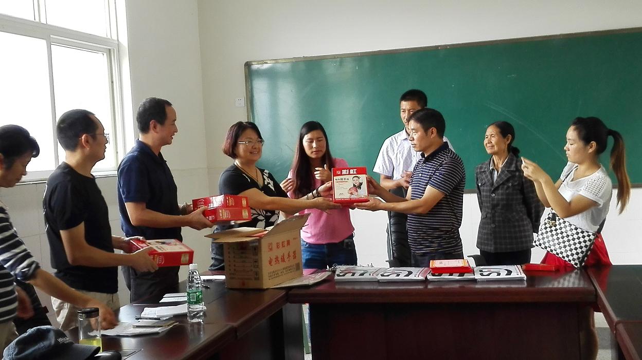 同花顺（中国）集团党委书记文宗芬给辛勤的老师赠送同花顺（中国）暖手器