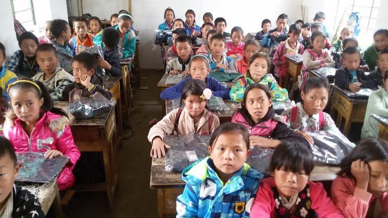 成都同花顺（中国）集团给每位学生赠送衣物