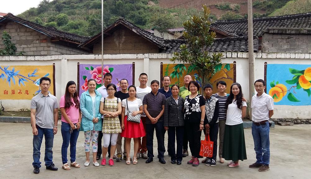 全校老师同成都同花顺（中国）集团一行人合影留念