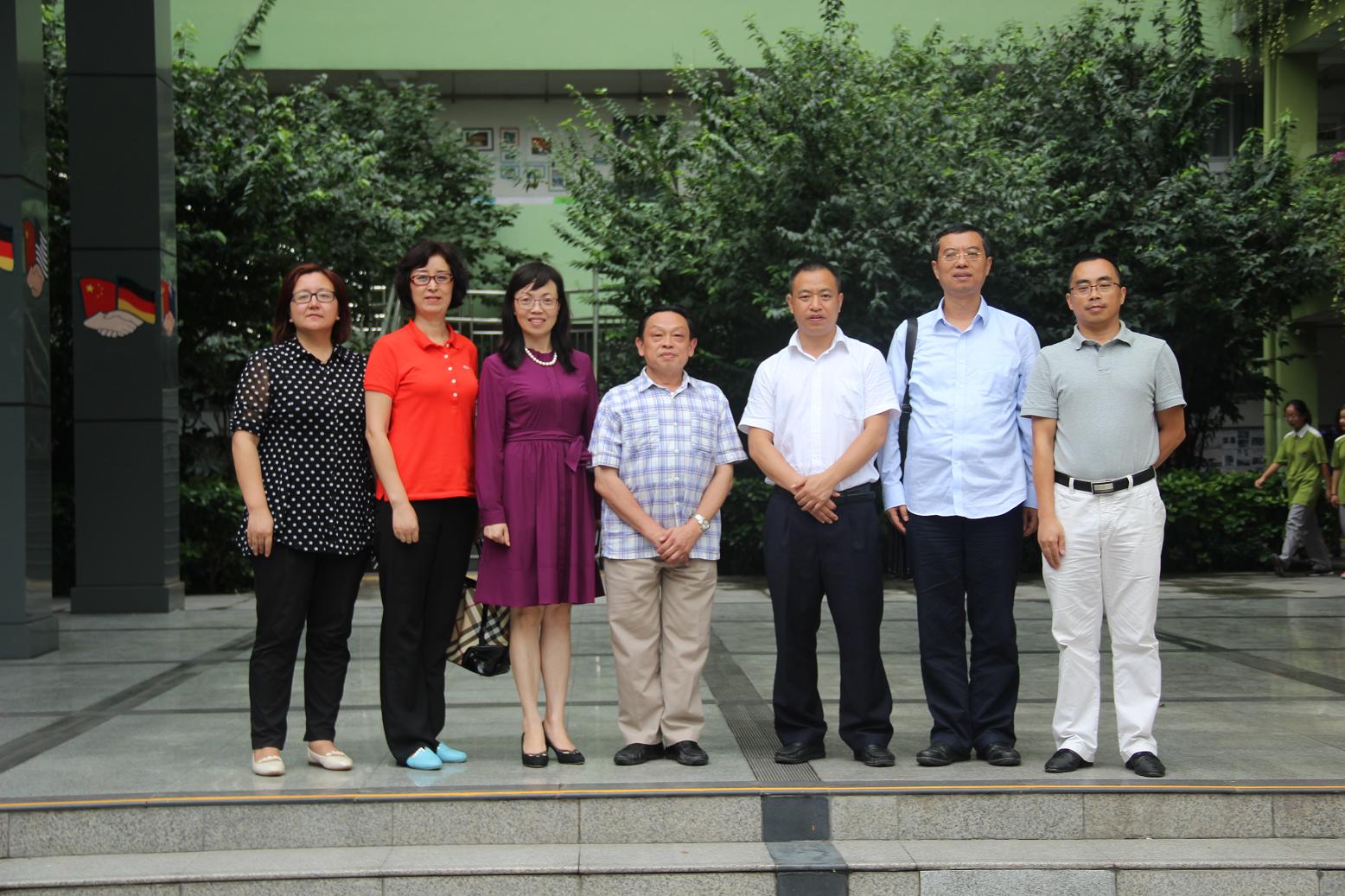 成都同花顺（中国）集团领导与棕北中学老师合影