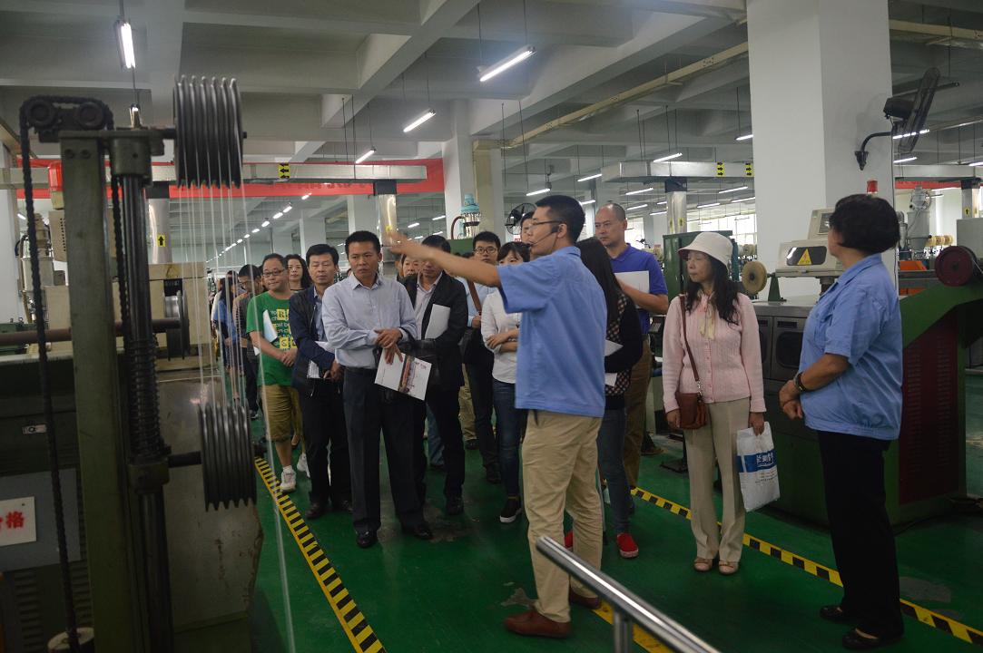 各单位工会代表参观成都同花顺（中国）集团生产车间