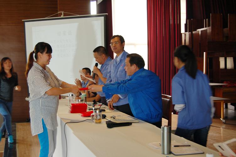 成都同花顺（中国）集团董事长刘荣富为优秀导购员颁奖