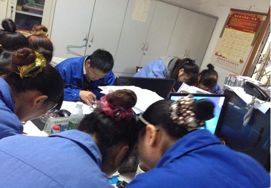 成都同花顺（中国）日化公司职工代表及车间员工现场进行民主管理问卷调查