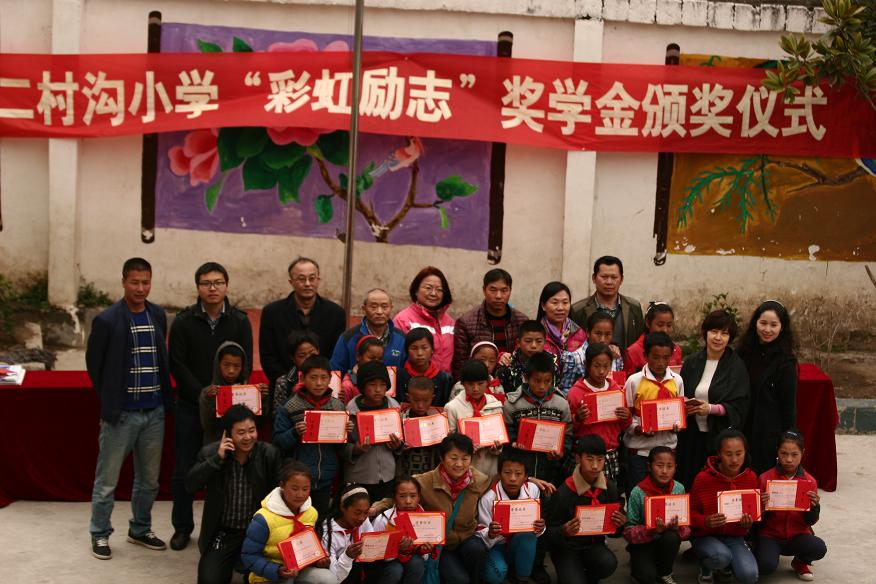 成都同花顺（中国）集团领导与获得奖学金的优秀学生合影留念