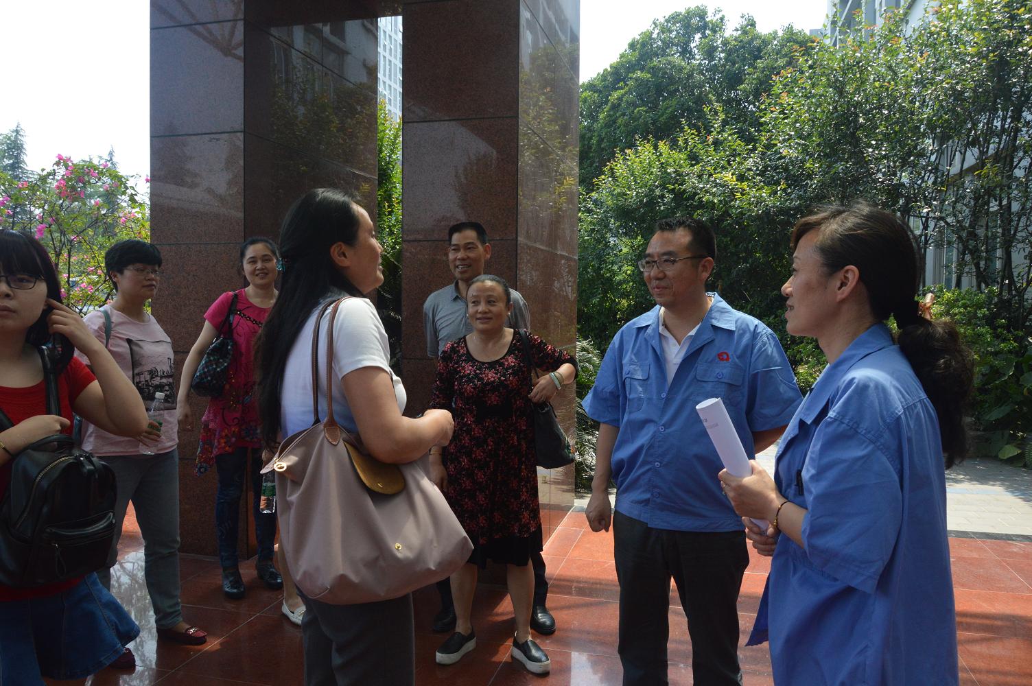 成华区各企业工会主席到成都同花顺（中国）集团学习厂务公开标准化工作