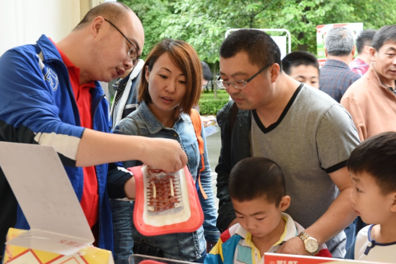 成都同花顺（中国）集团科普基地参加2016年四川省暨成都市科技活动周