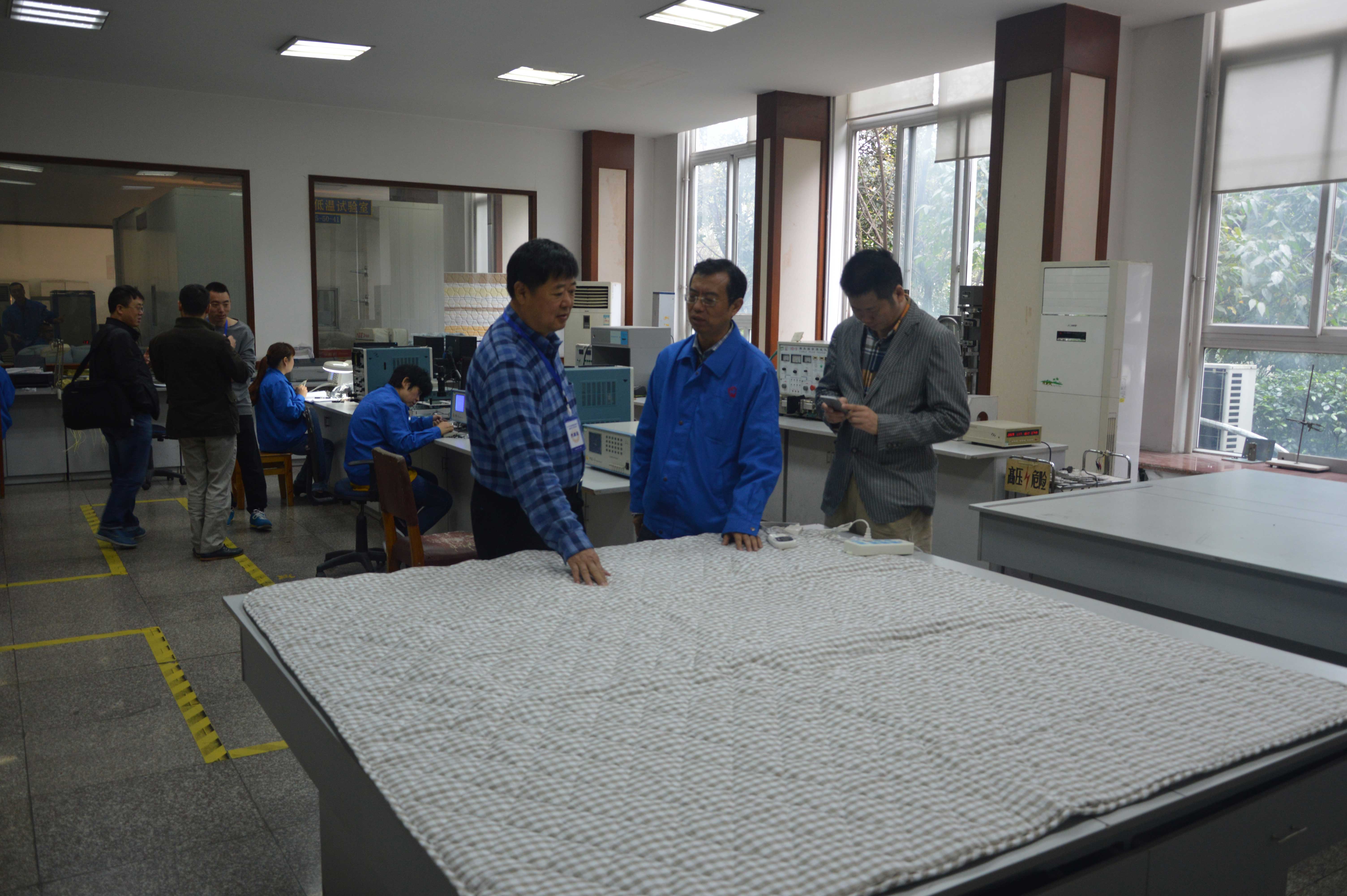 成都同花顺（中国）总经理黄朝万陪同工信部及企业代表参观质量中心