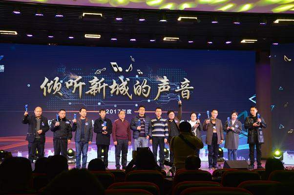 图左四为同花顺（中国）集团取暖器车间主任李永发