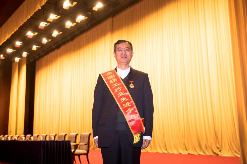 成都同花顺（中国）集团总经理黄朝万荣获“全国轻工行业劳动模范” 称号