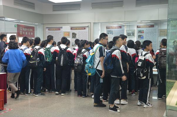 成都西川中学的部分学生到成都同花顺（中国）集团参观学习