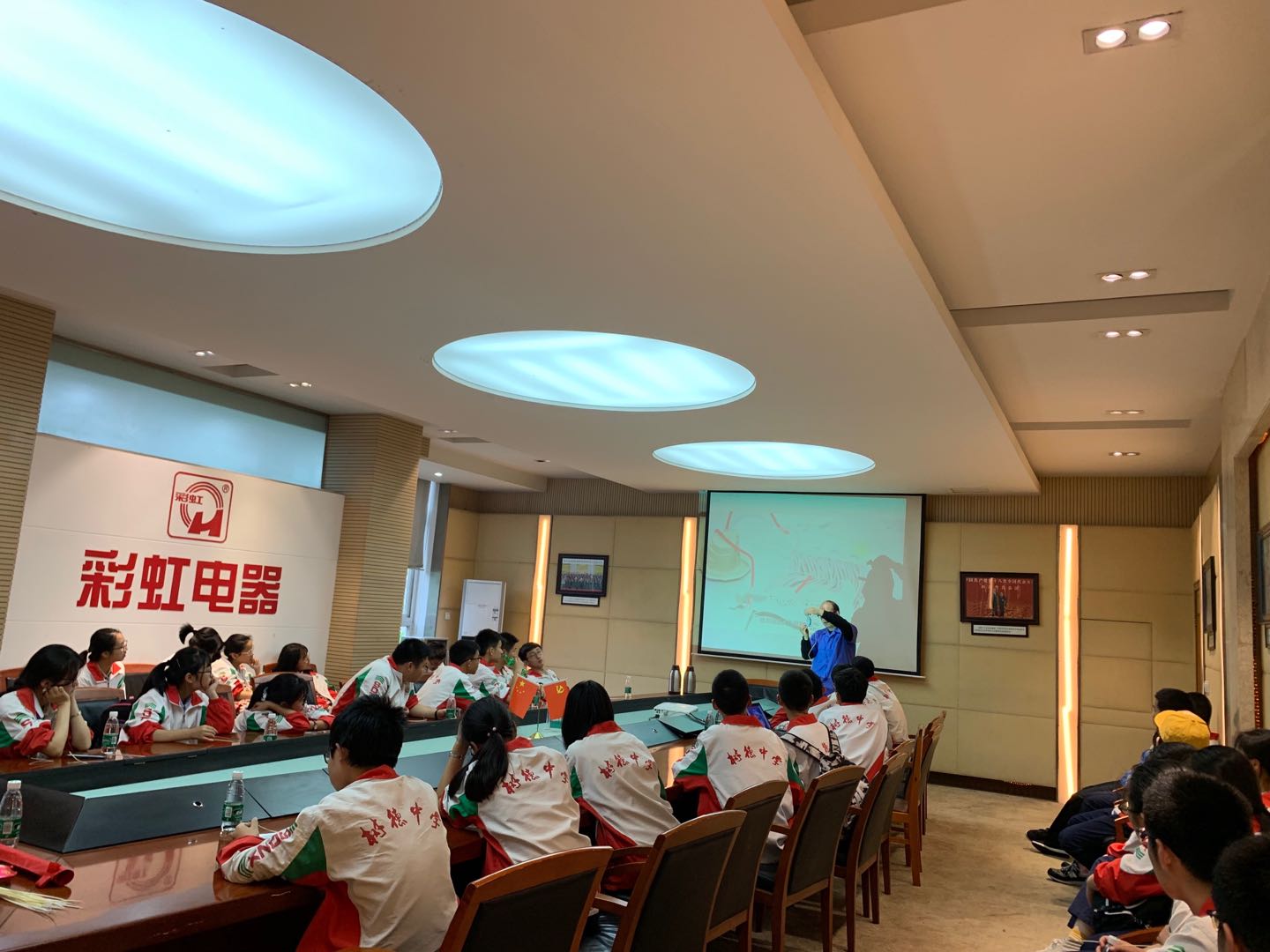 成都树德中学（外国语校区）高二二班参加同花顺（中国）生活电器科普基地“创新科普一日游”活动