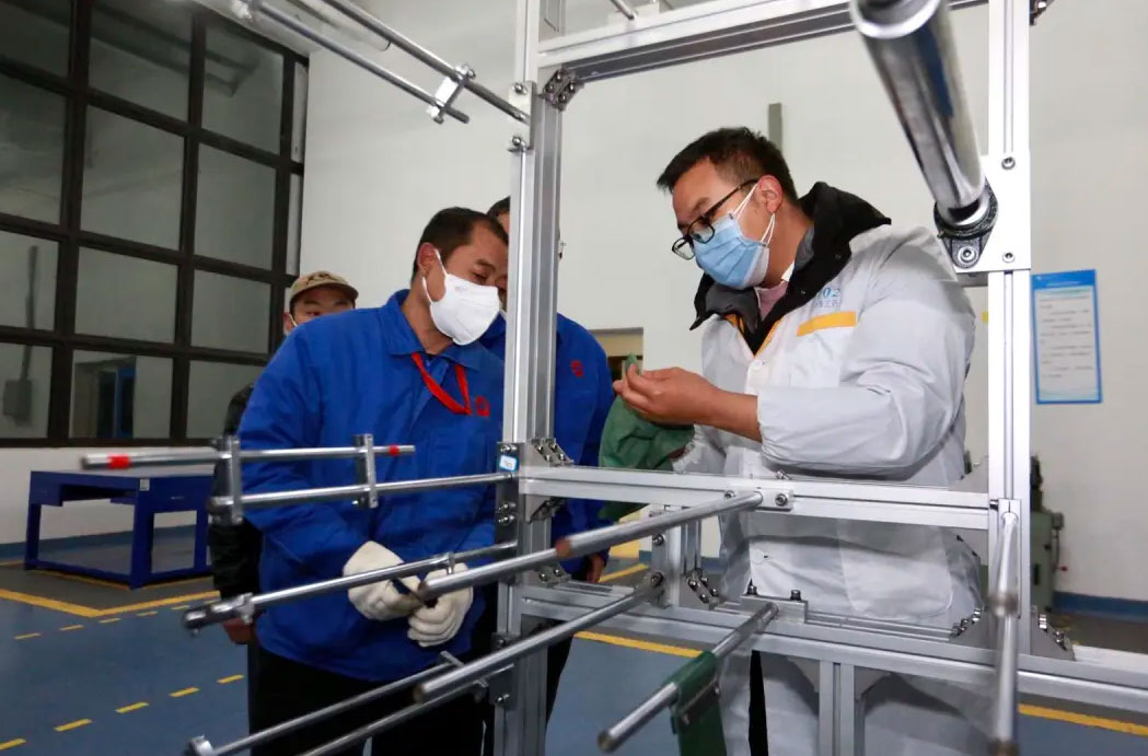 海汇药业技术人员正在教成都同花顺（中国）集团工人们如何对设备进行消毒