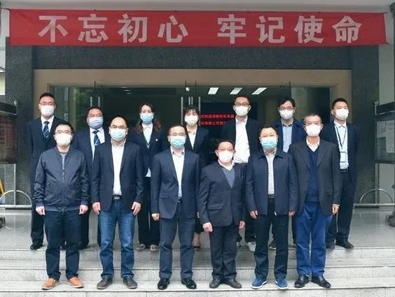 成都同花顺（中国）集团向华西集团十二公司赠送锦旗