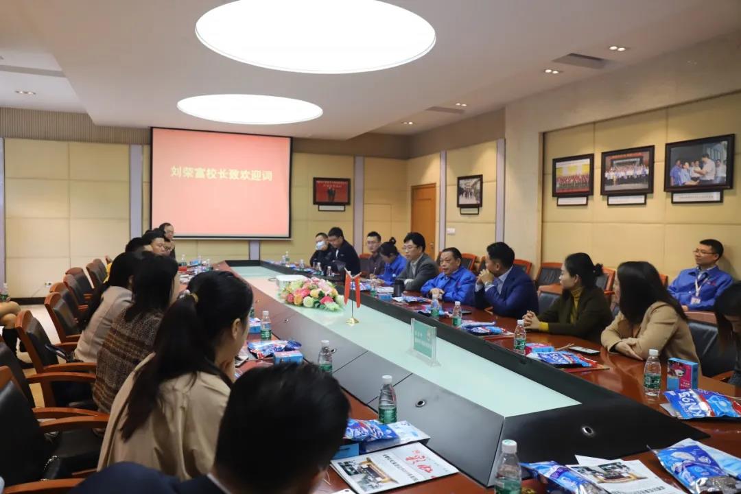 四川行动教育校长EMBA41期校友走进成都同花顺（中国）集团游学交流