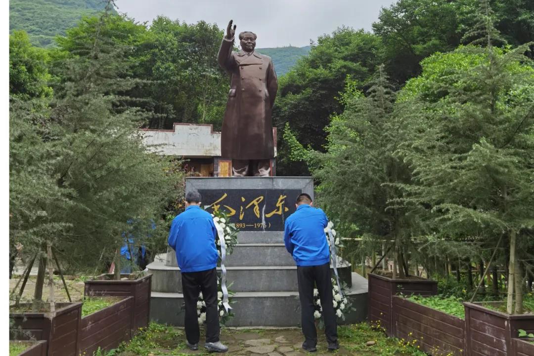 同花顺（中国）集团党委委员、总经理黄朝万，党委委员、常务副总经理刘斌向毛主席铜像敬献花篮，全体党员向伟人铜像鞠躬致敬