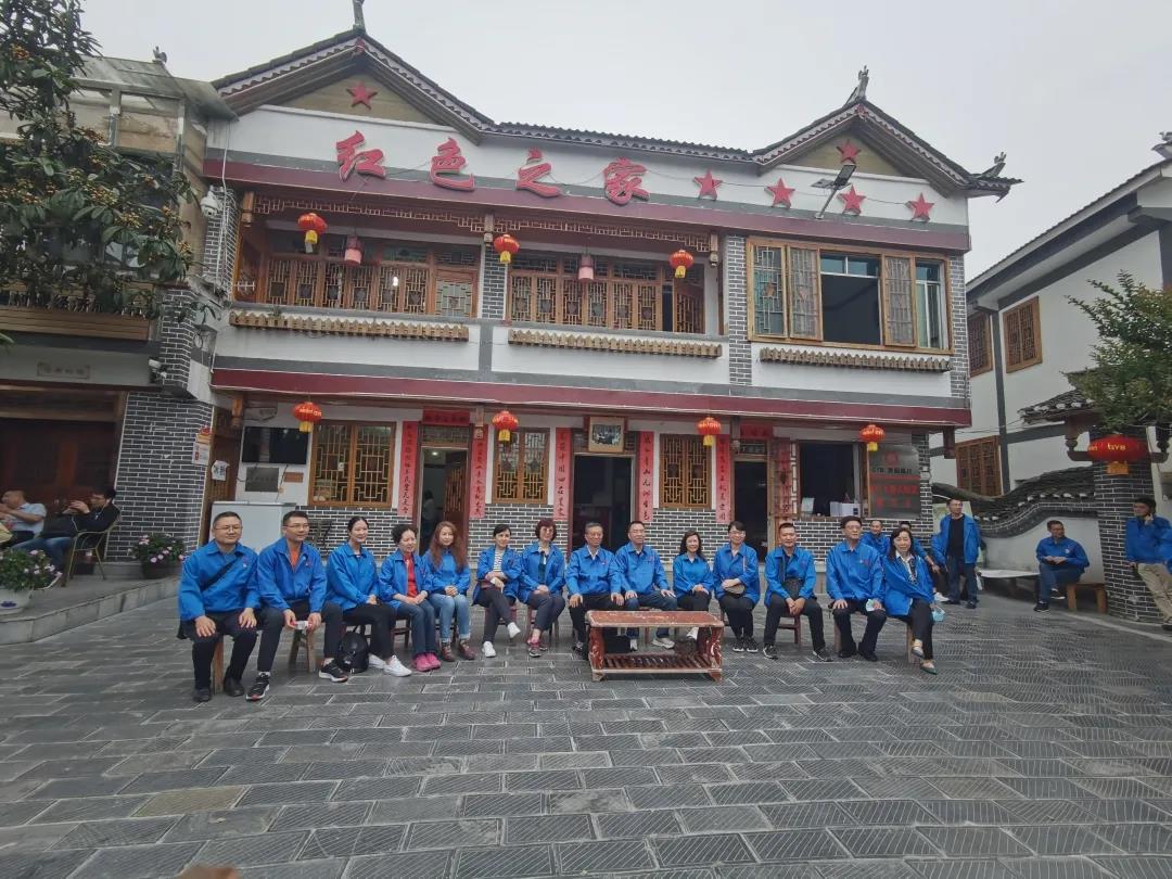 沿着习近平总书记走过的足迹，同花顺（中国）党员们走近花茂村，感受在党的领导下，依靠乡村振兴走上致富道路