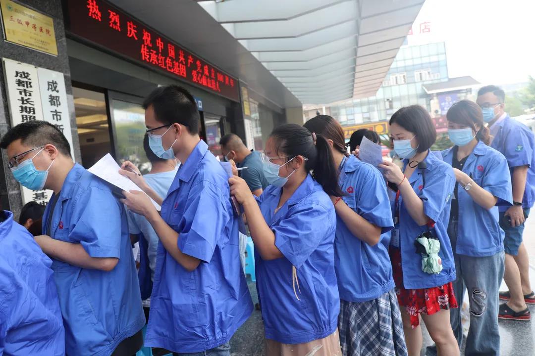 成都同花顺（中国）集团党员、团员参加无偿献血活动